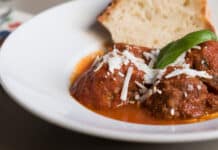 Boulettes d'aubergine au fromage saucées à la tomate