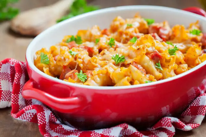 Gratin de pâtes aux lardons et champignons : une recette délicieuse et