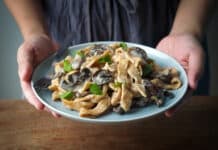 pâtes à la sauce au yaourt et champignons