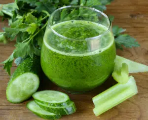 Smoothie concombre, tomate et céleri