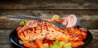 Poisson grillé et légumes cuits à la vapeur