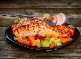 Poisson grillé et légumes cuits à la vapeur