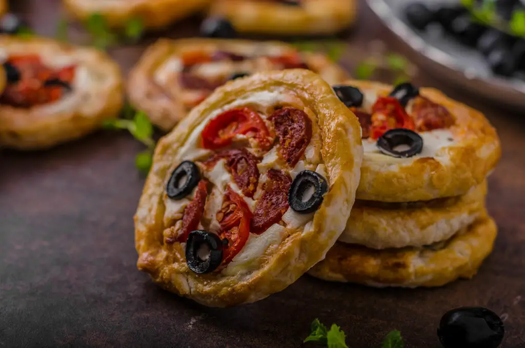 Mini-quiches avec saucisses et fromage cheddar