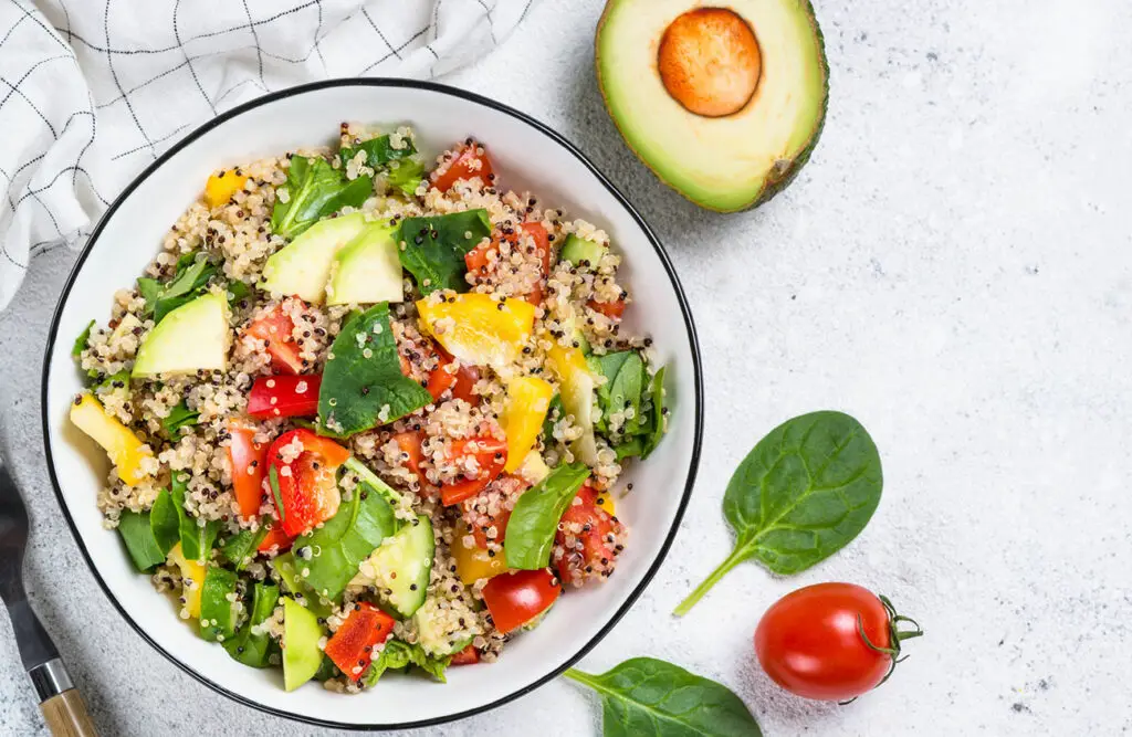 Quinoa bowl aux sardines et avocat