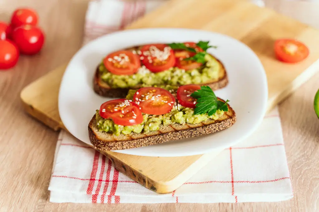 Sandwich à l'avocat et à la tomate