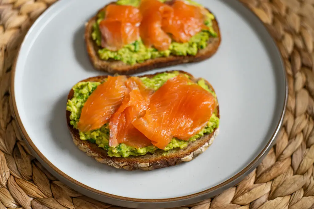 avocat et au saumon fumé