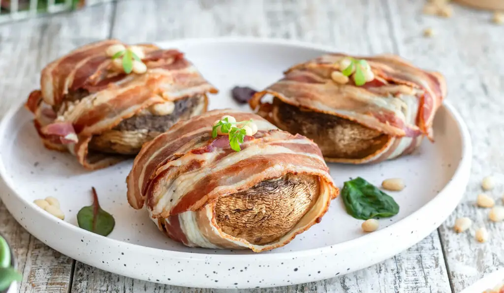 Champignons farcis au fromage et bacon