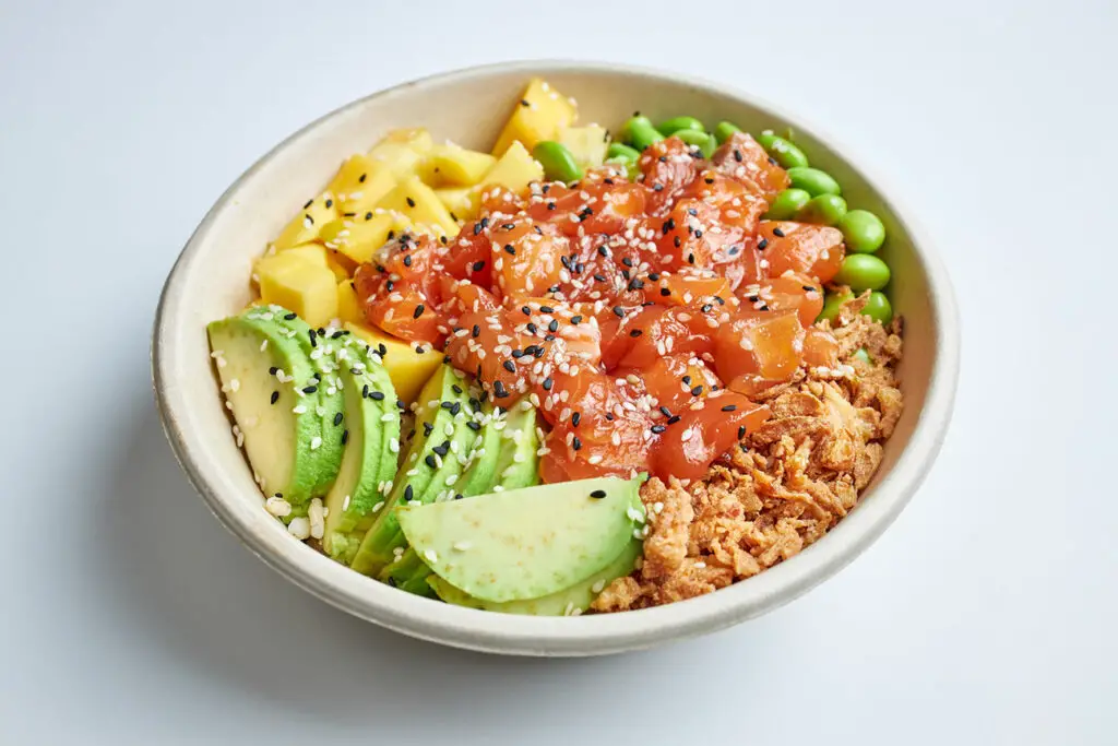 Salade au saumon, avocat et mangue