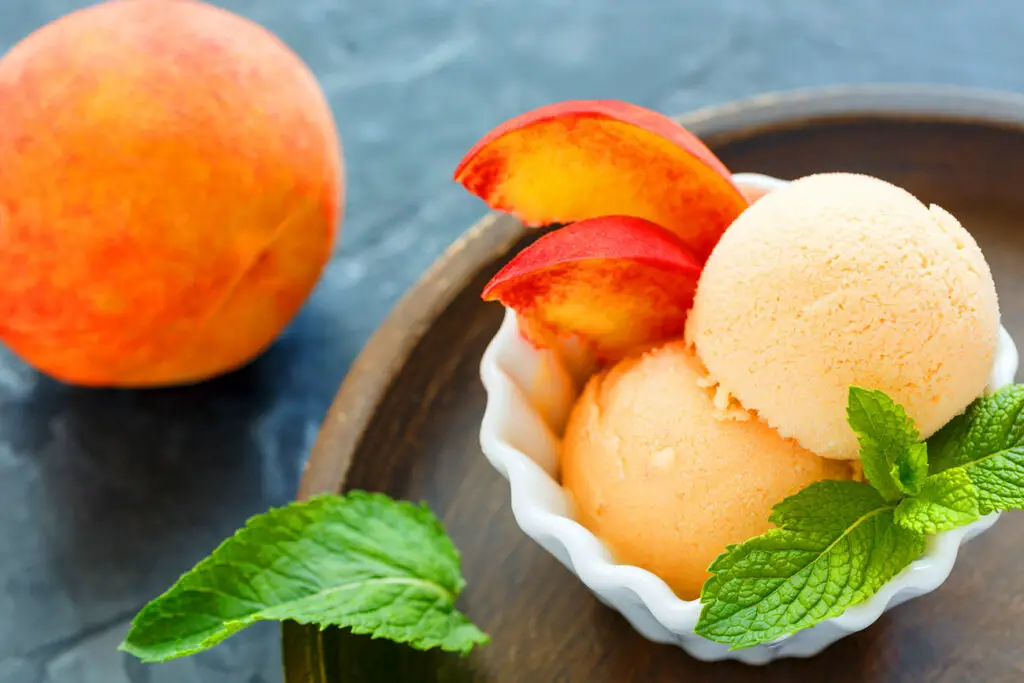 Crème glacée à la pêche et à la menthe