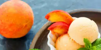 Crème glacée à la pêche et à la menthe