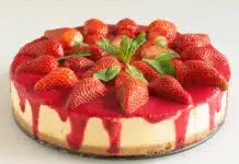 Gâteau au fromage, spéculoos, fraises et coulis