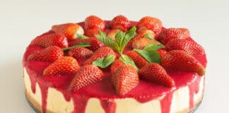 Gâteau au fromage, spéculoos, fraises et coulis