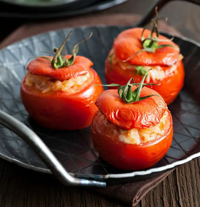 Tomates Farcies au Riz et Viande Hachée