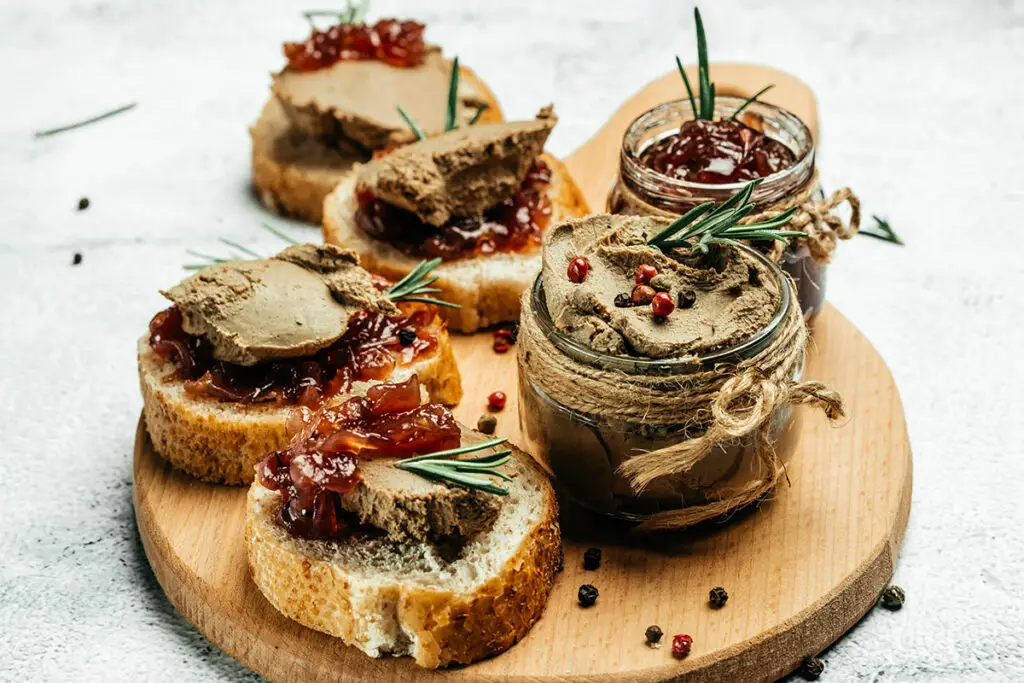 Toasts de Pâté de Foie avec Confiture d'Oignons