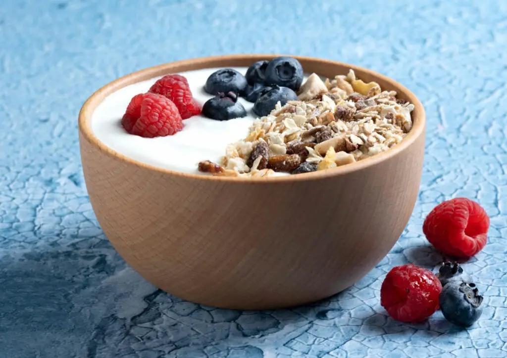 Yaourt grec avec granola maison et miel