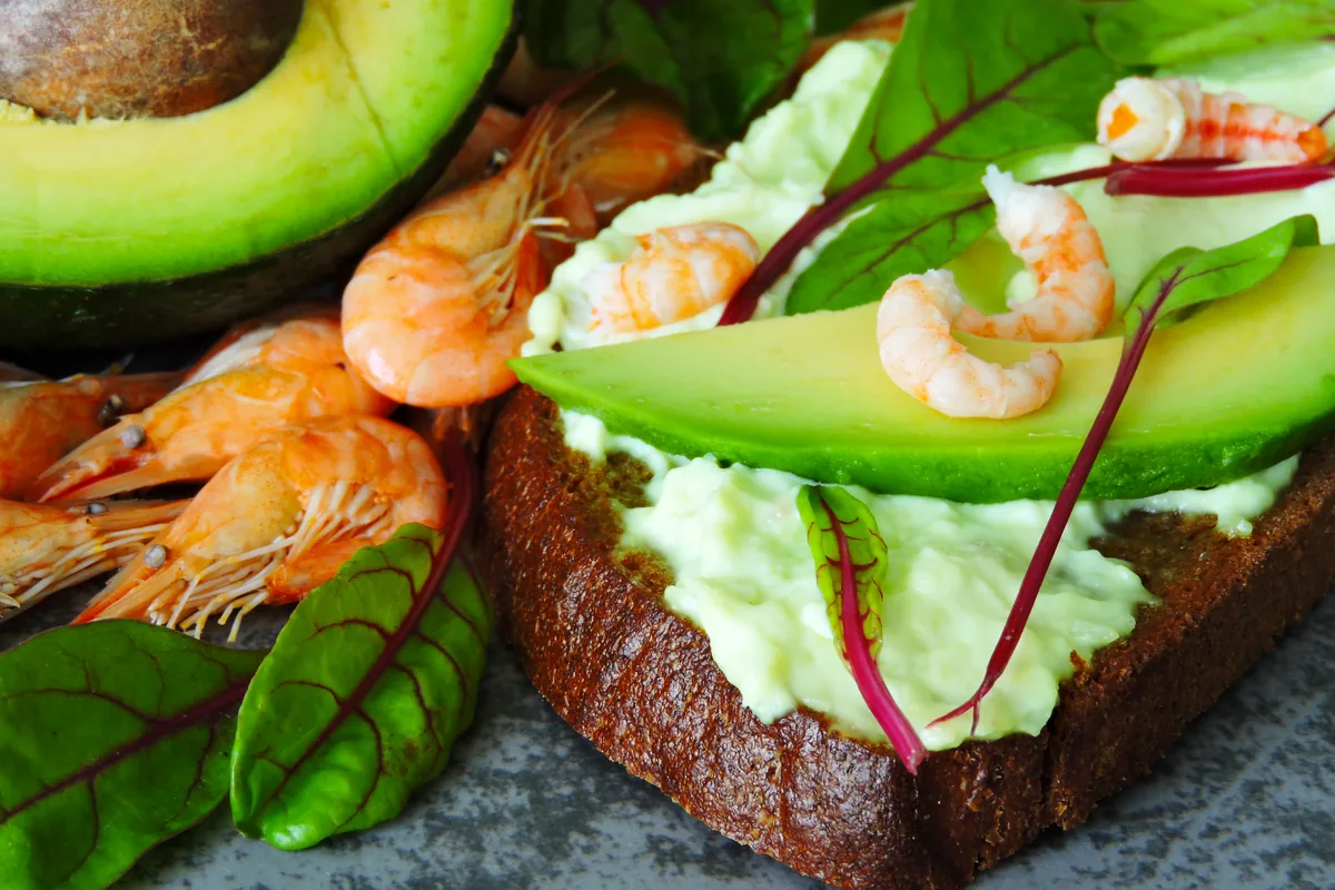 Tartine de pain de seigle à l'avocat et aux crevettes roses