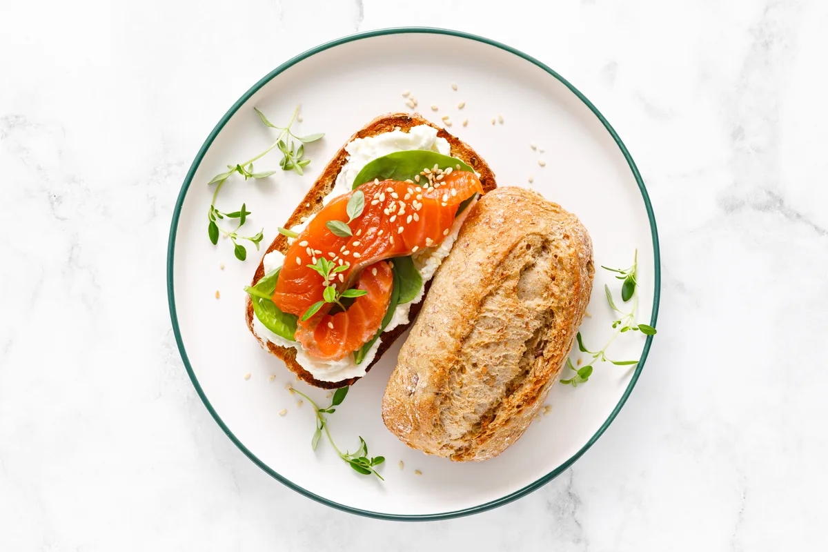 Sandwich au saumon fumé, fromage frais et pousses d'épinard sur pain complet