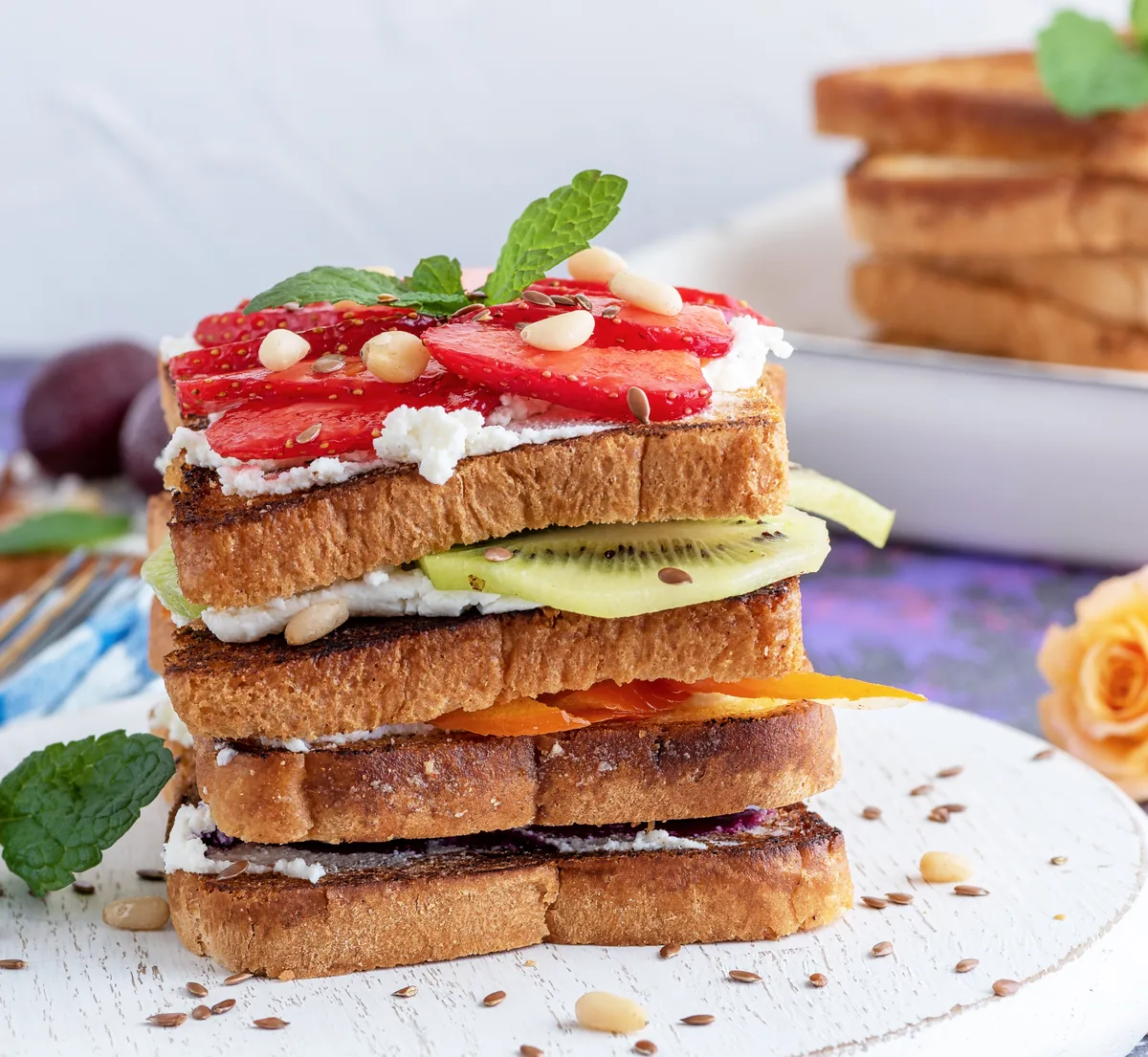Sandwich sucré au fromage blanc, fraises et kiwi sur pain de mie grillé