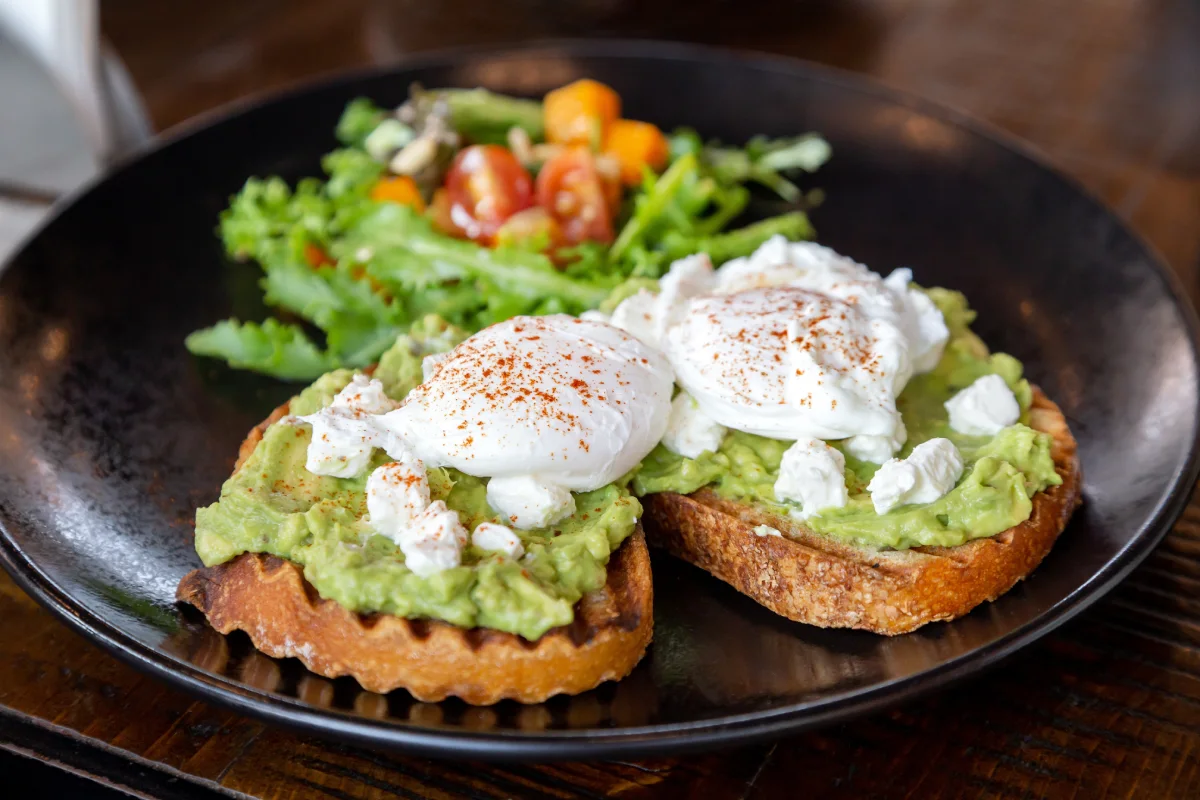 Toasts d'avocat et œufs pochés