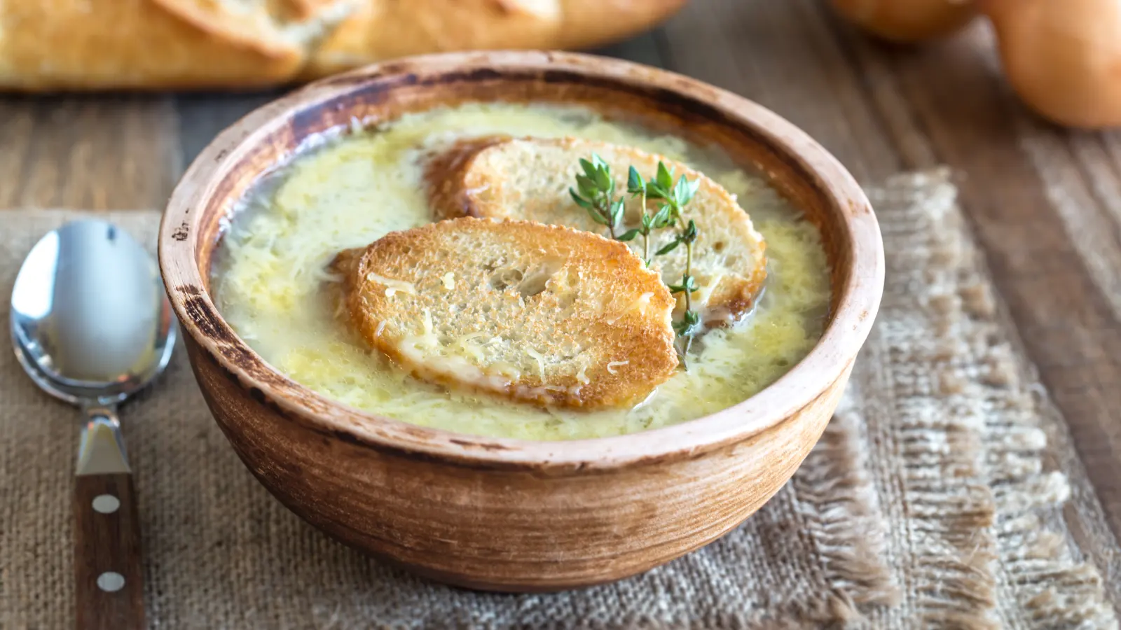 Soupe à l&rsquo;oignon de grand-mère : longuement caramélisée et gratinée