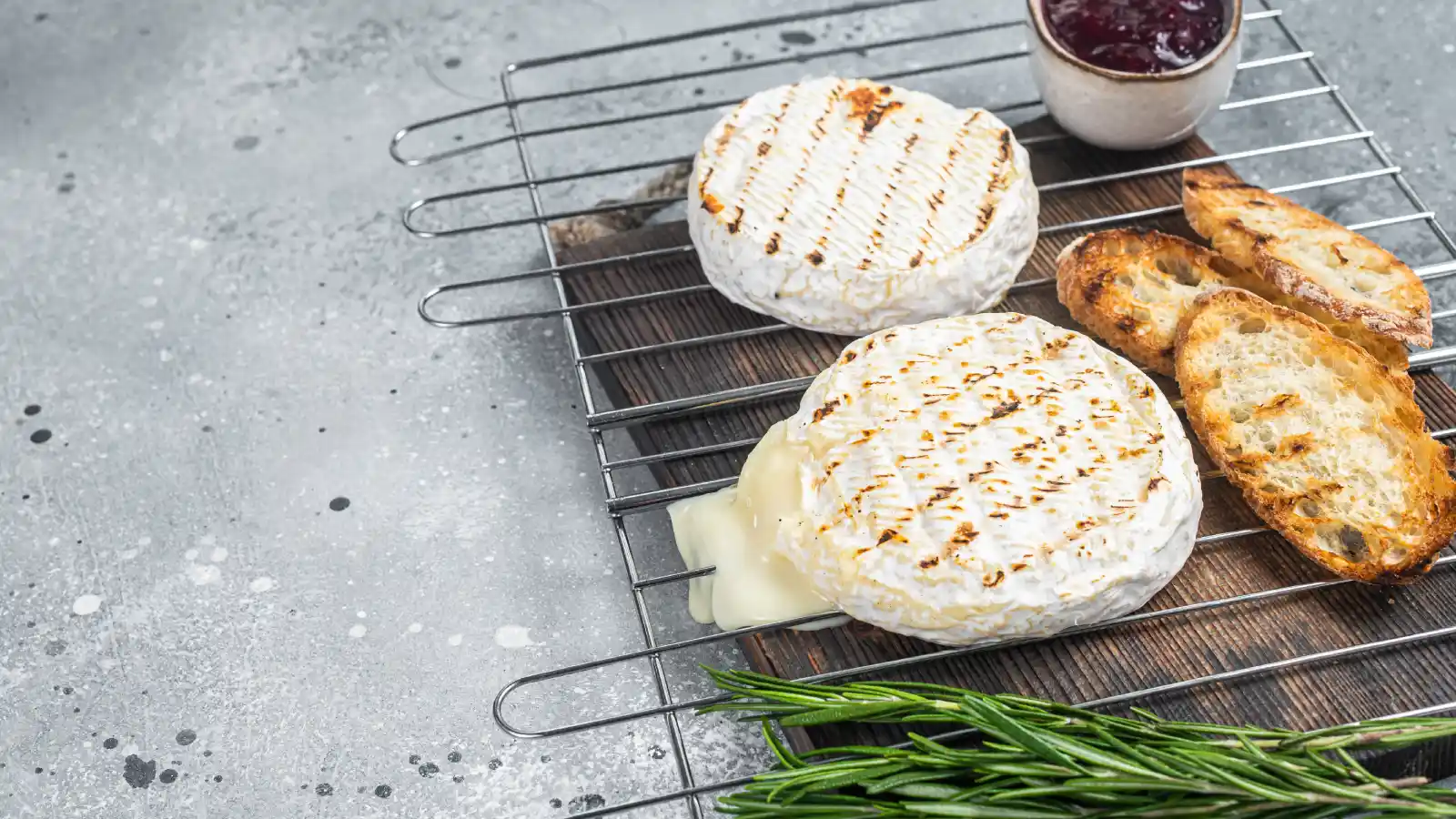 Camembert au barbecue : la méthode en papillote qui ne coule pas