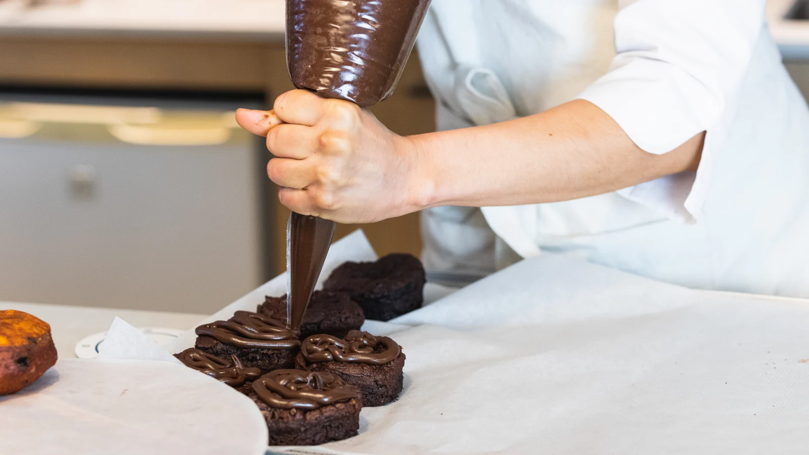 Glaçage au chocolat brillant : la recette de la ganache coulée