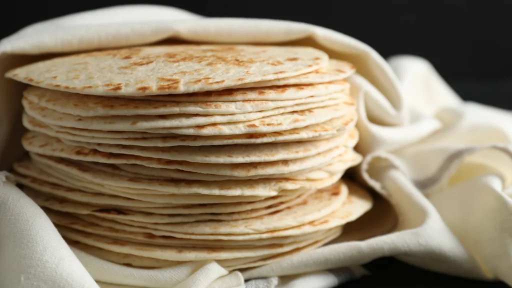 Pile de tortillas de blé maison dans un torchon